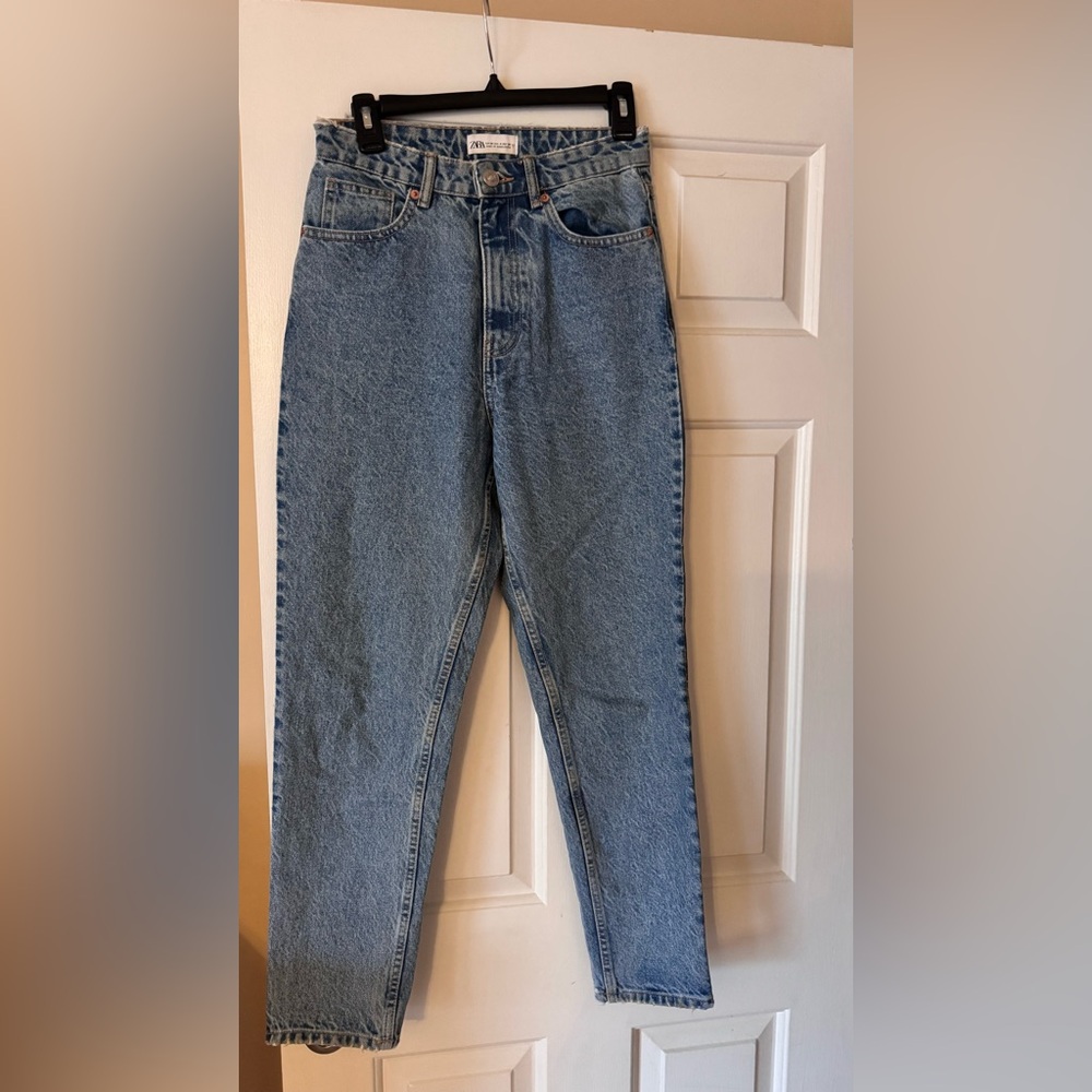 Zara Mom Fit High Rise Light Wash Jeans – Size 4